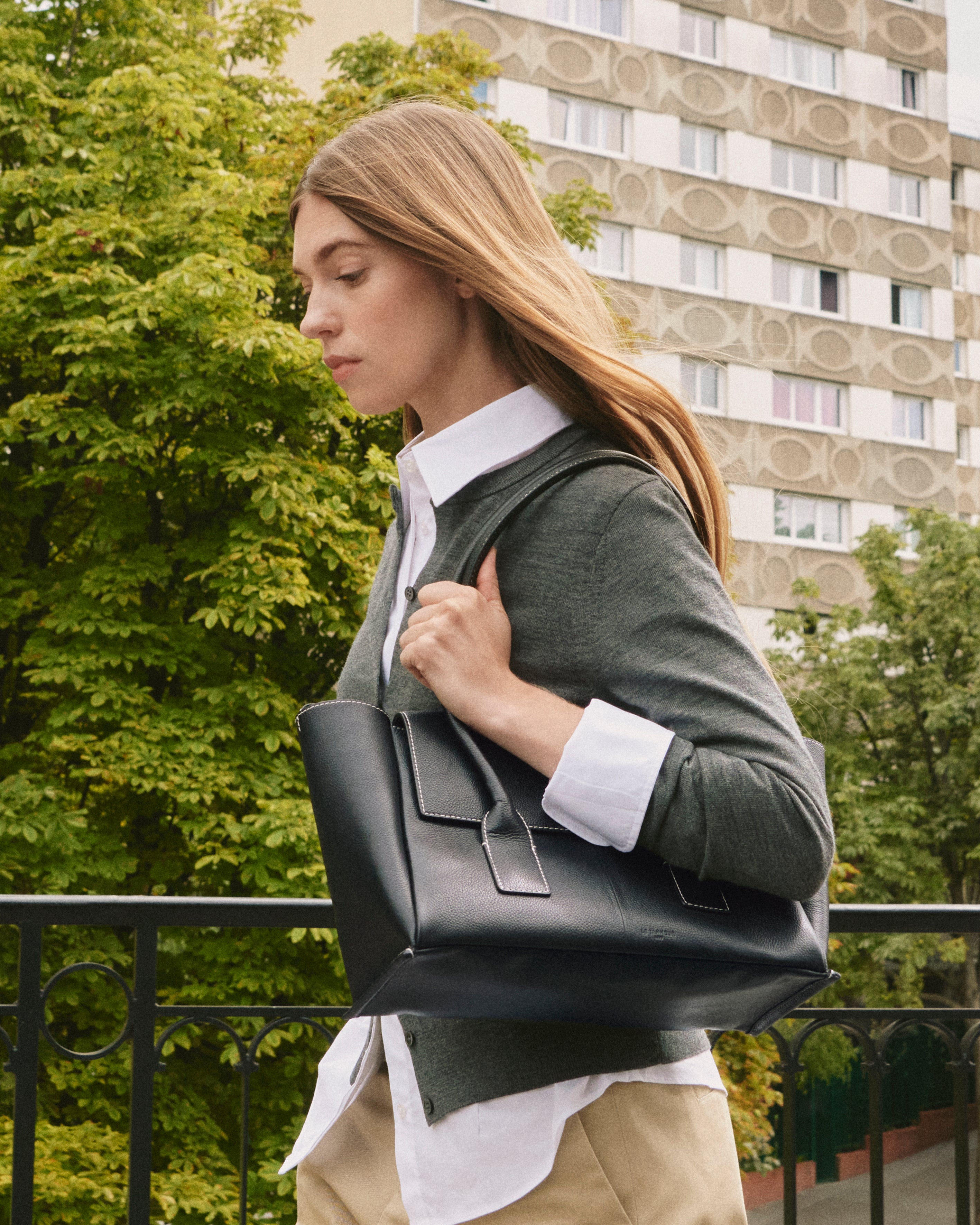 Sac cabas moyen modèle à rabat Elena en cuir grainé