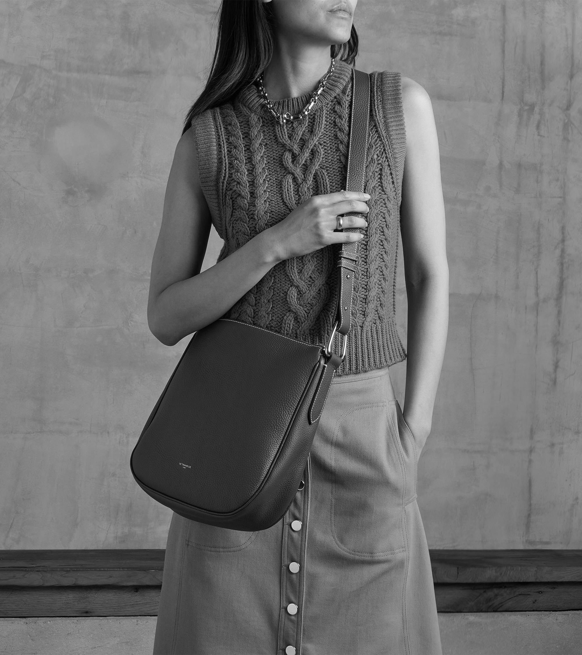 Bolso hobo de tamaño medio Madeleine en cuero de ternero graneado