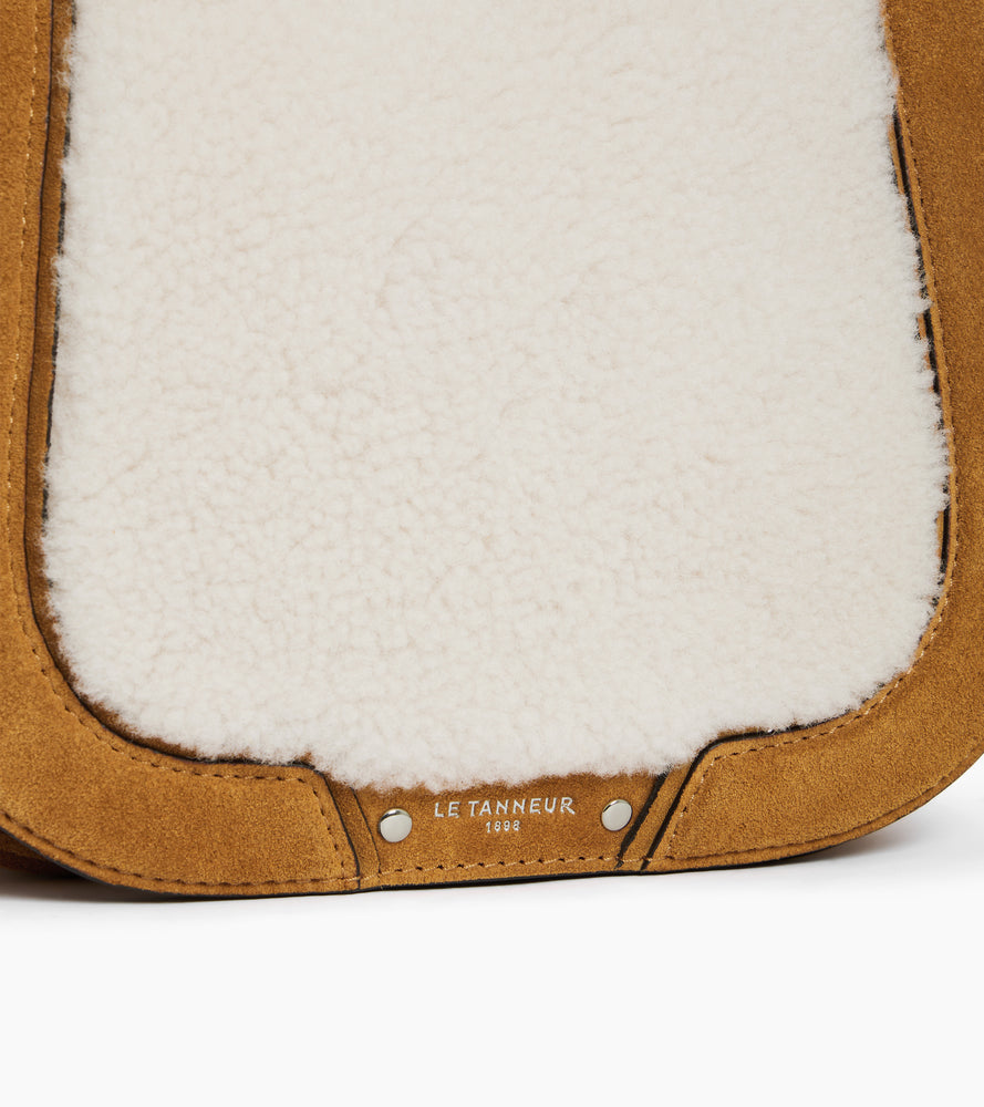 Bolso bandolera mediano modelo Ella de cuero granulado y piel lanosa