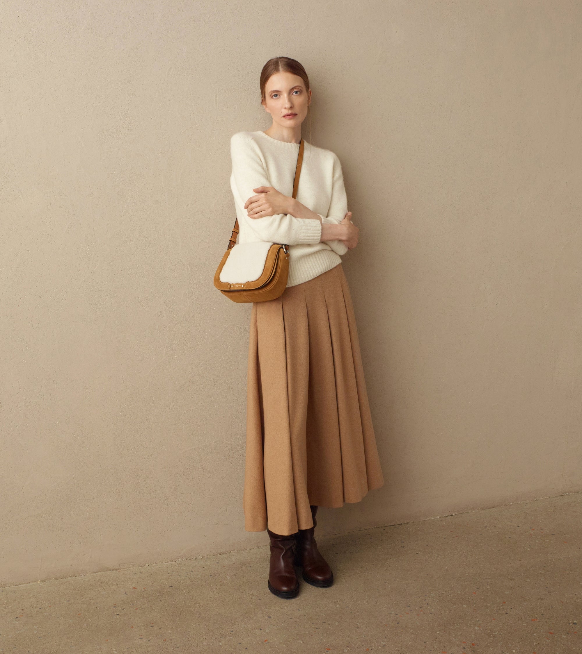 Bolso bandolera mediano modelo Ella de cuero granulado y piel lanosa