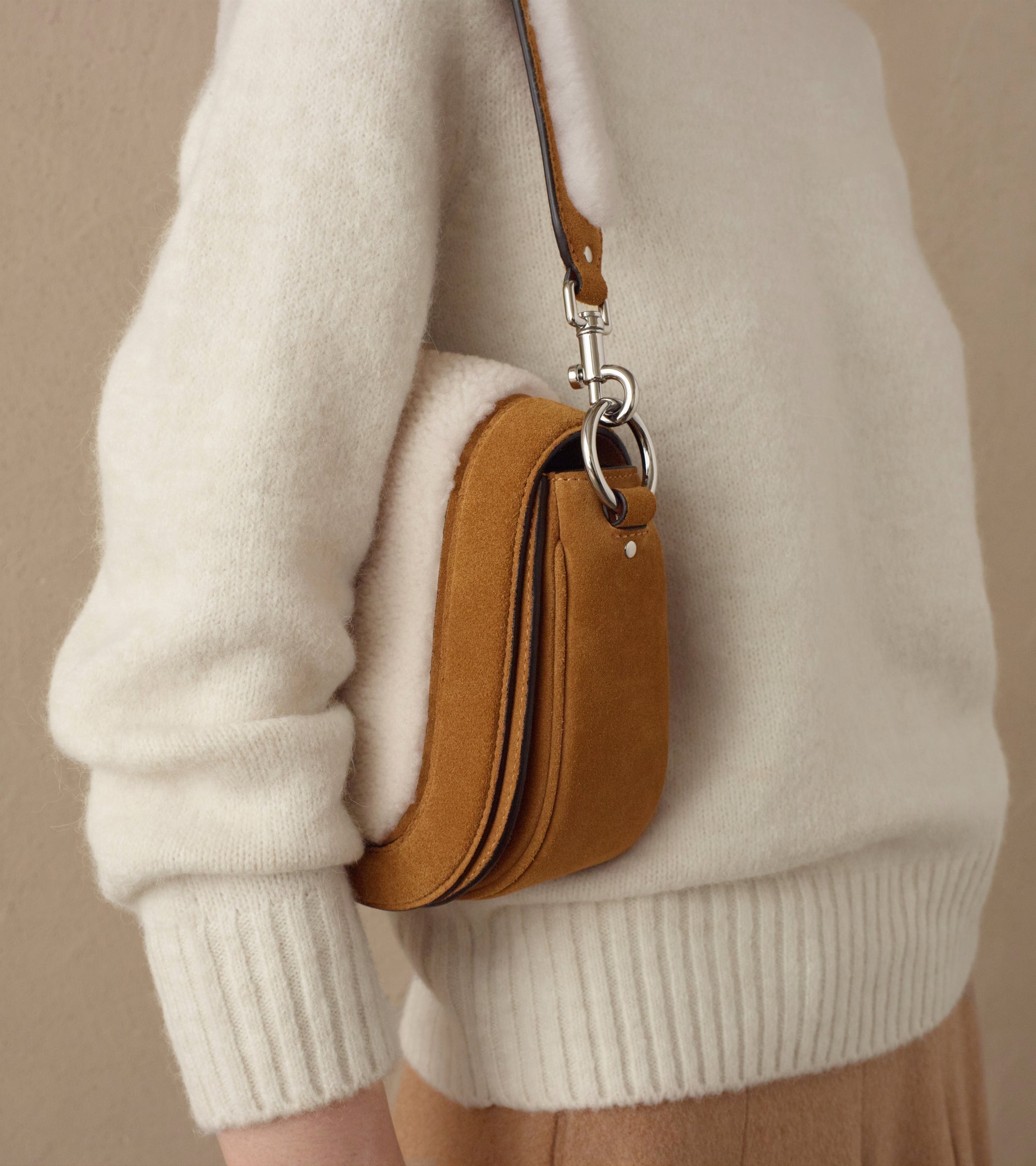 Bolso bandolera mediano modelo Ella de cuero granulado y piel lanosa